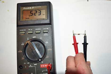 Test dc deals voltage with multimeter